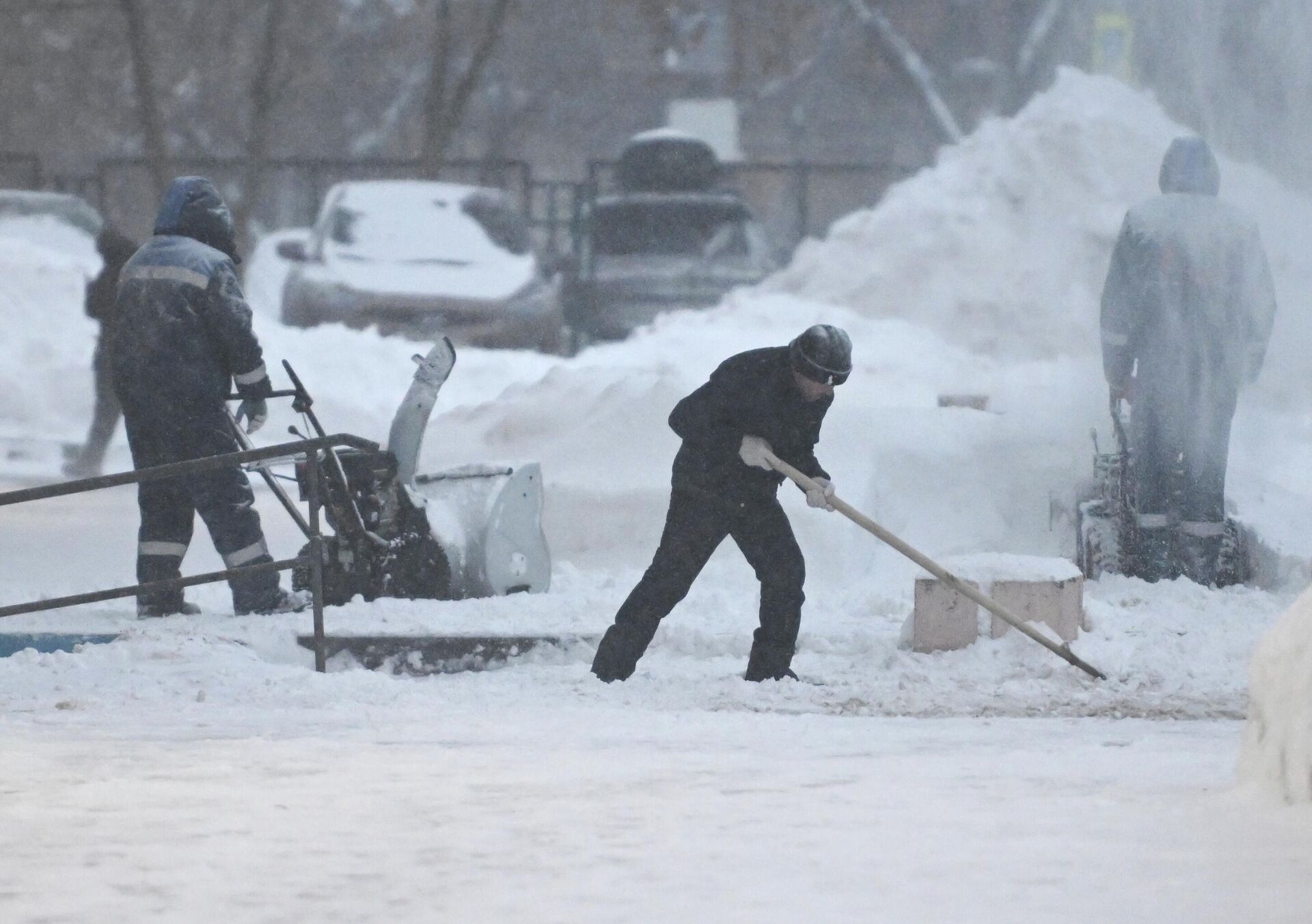 Сотрудники коммунальной службы убирает снег с трамвайных путей во время снегопада в Москве. - Sputnik Казахстан, 1920, 10.01.2026
