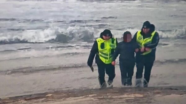 Сотрудники полиции спасли тонущего подростка в Актау - Sputnik Казахстан