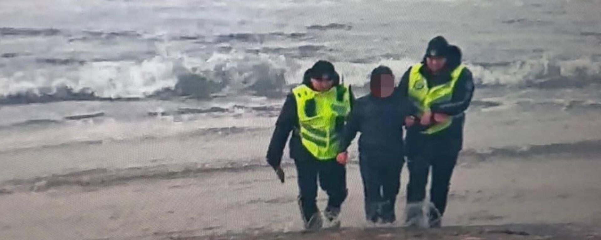 Сотрудники полиции спасли тонущего подростка в Актау - Sputnik Казахстан, 1920, 12.01.2026