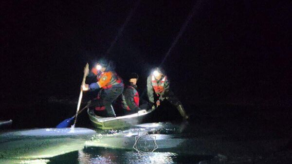 Спасатели МЧС эвакуировали людей с отколовшейся льдины в Жетысуской области  - Sputnik Казахстан