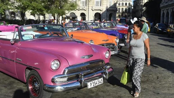 Автомобили в исторической части Гаваны - Sputnik Казахстан