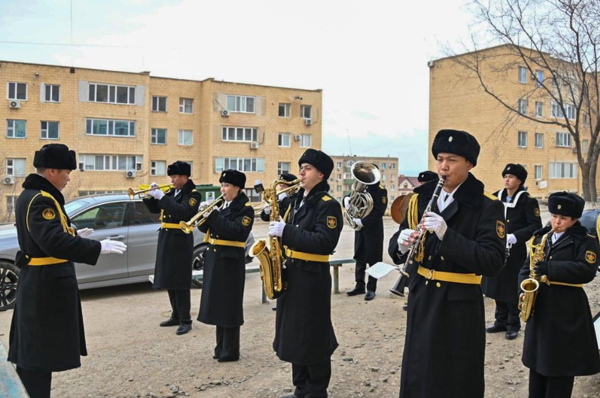 В Актау военные моряки поздравили ветерана войны с днем рождения  - Sputnik Казахстан, 1920, 13.01.2026