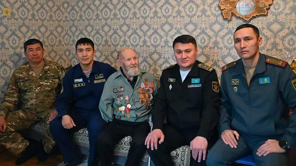 В Актау военные моряки поздравили ветерана войны с днем рождения  - Sputnik Казахстан