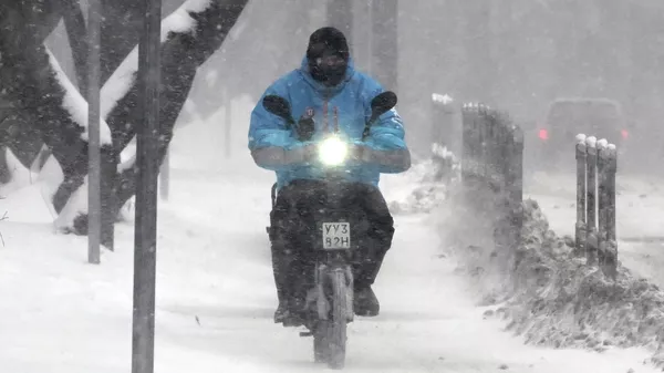 Мужчина на электровелосипеде в Москве, архивное фото - Sputnik Казахстан