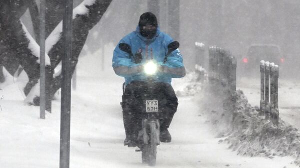 Мужчина на электровелосипеде в Москве, архивное фото - Sputnik Казахстан