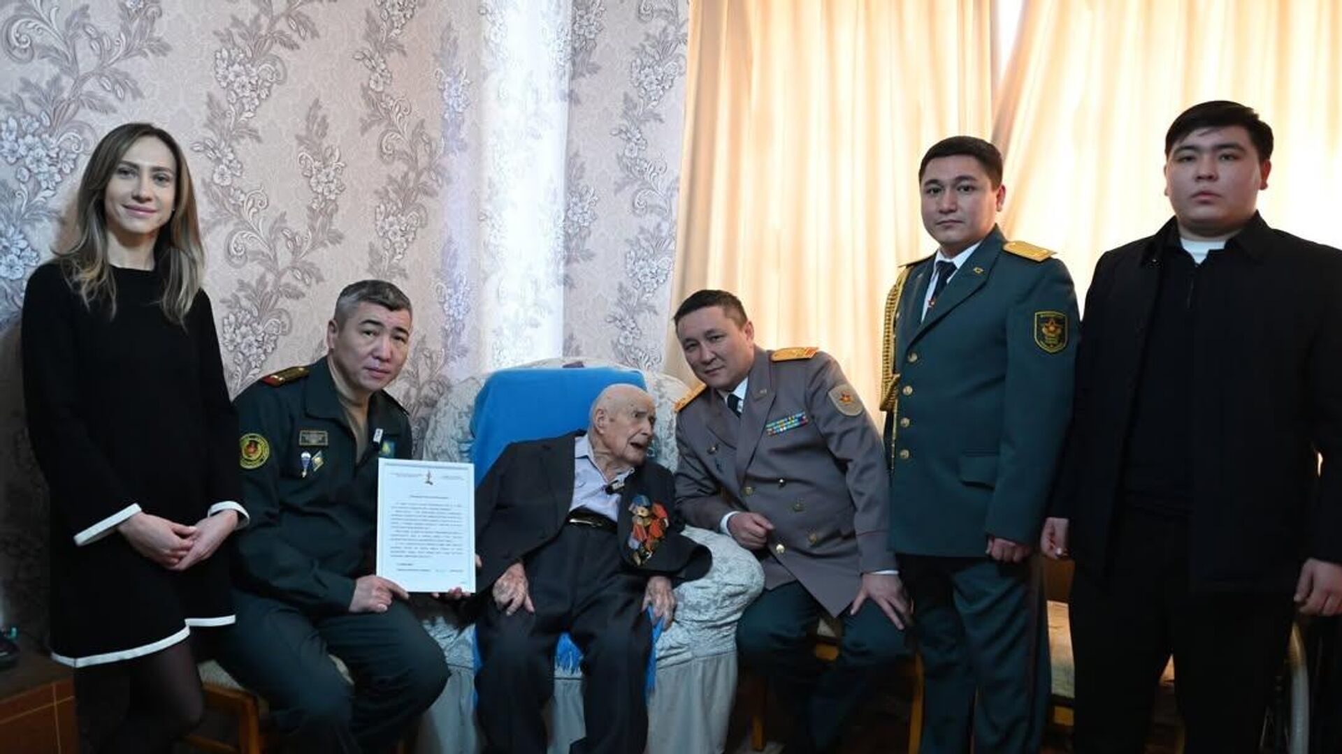В Алматы военнослужащие поздравили ветерана Великой Отечественной войны Анатолия Попова со 100-летием - Sputnik Казахстан, 1920, 14.01.2026