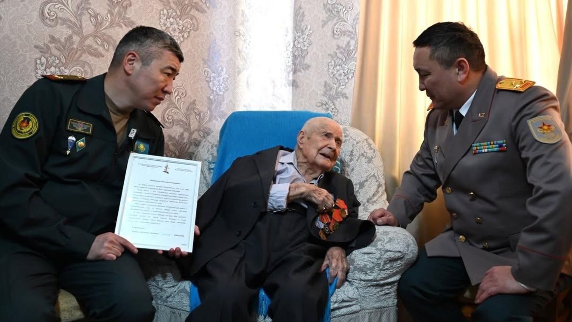 В Алматы военнослужащие поздравили ветерана Великой Отечественной войны Анатолия Попова со 100-летием - Sputnik Казахстан, 1920, 14.01.2026