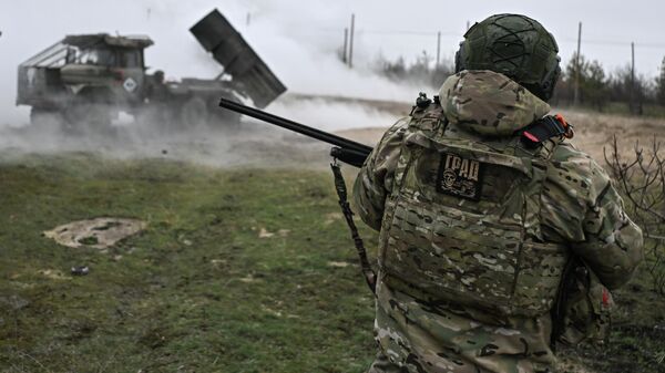 Боевая работа расчета РСЗО Град 83-го самоходного артполка на Краснолиманском направлении СВО - Sputnik Казахстан