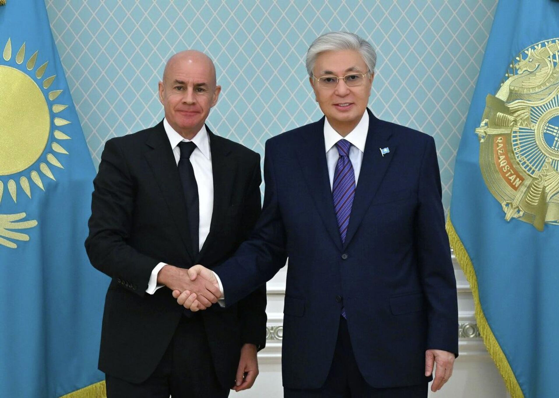 Президент Международной федерации лыжного спорта и сноуборда Йохан Элиаш и Касым-Жомарт Токаев - Sputnik Казахстан, 1920, 15.01.2026