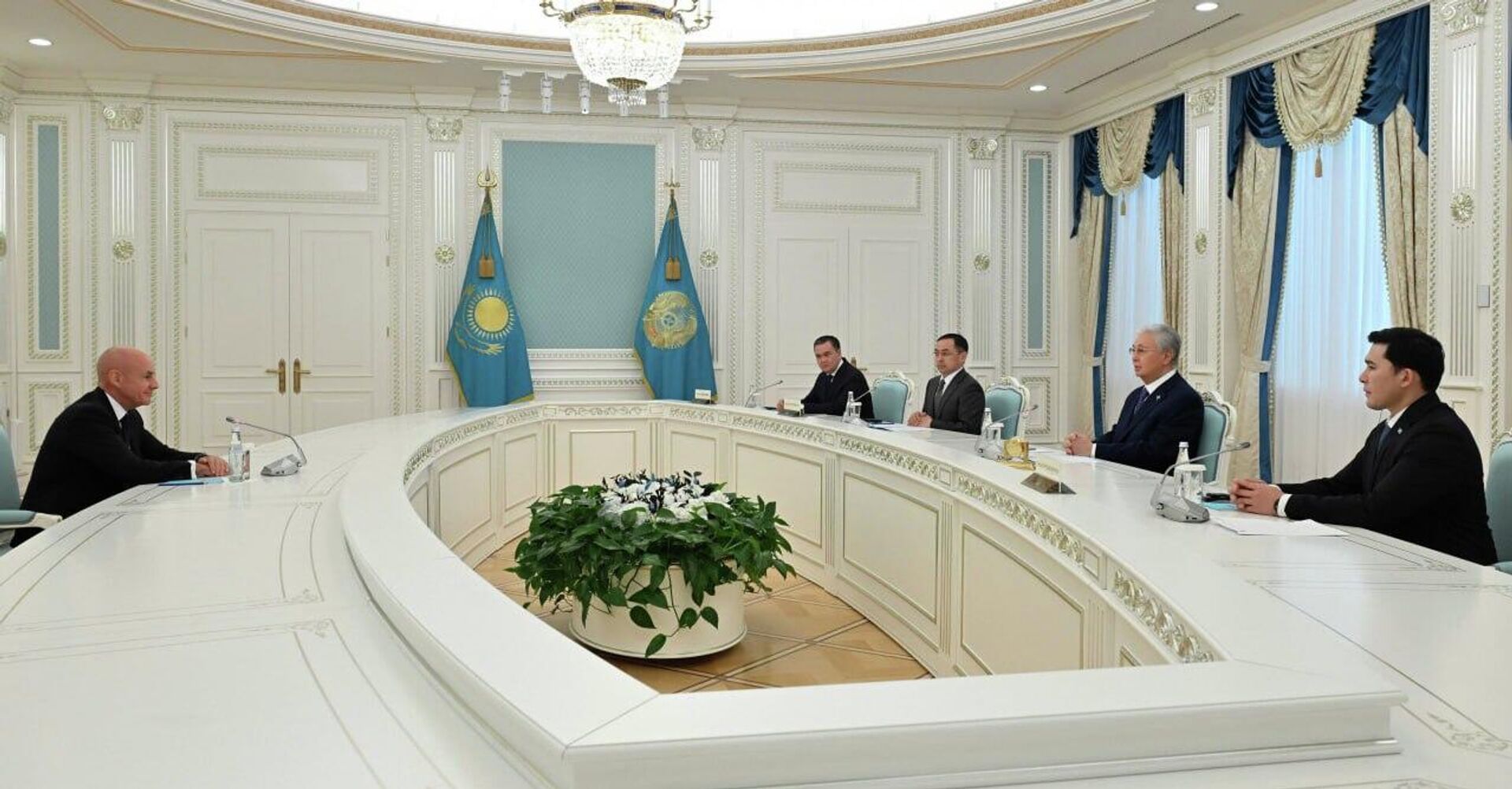 Президент Международной федерации лыжного спорта и сноуборда Йохан Элиаш и Касым-Жомарт Токаев - Sputnik Қазақстан, 1920, 15.01.2026