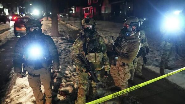 Сотрудники правоохранительных органов на месте происшествия, где сотрудник службы иммиграционной полиции застрелил нелегала в Миннеаполисе - Sputnik Казахстан