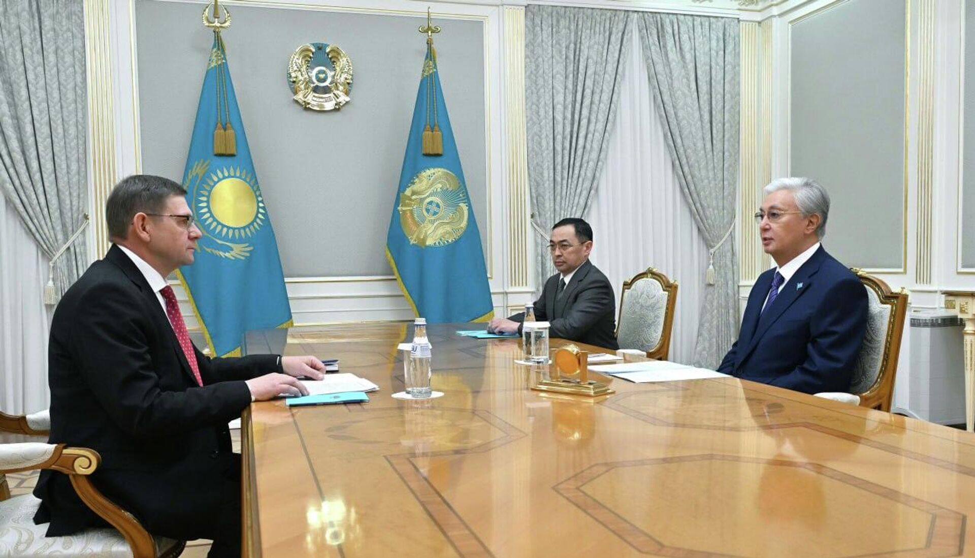 Касым-Жомарт Токаев принял председателя Ассоциации русских, славянских и казачьих организаций Сергея Пономарева  - Sputnik Казахстан, 1920, 15.01.2026