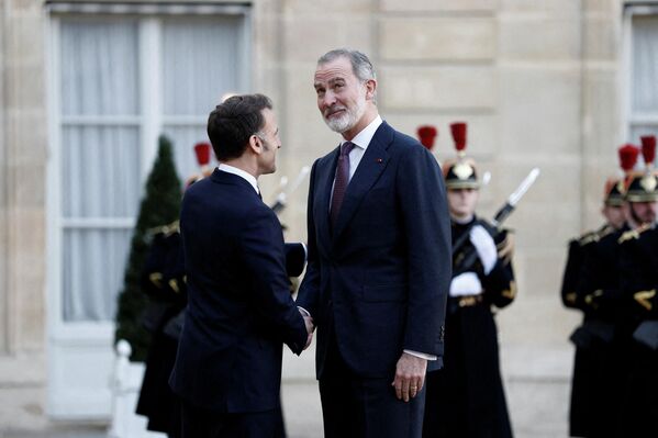 Президент Франции Эммануэль Макрон и король Испании Фелипе VI в Елисейском дворце в Париже, Франция. - Sputnik Казахстан