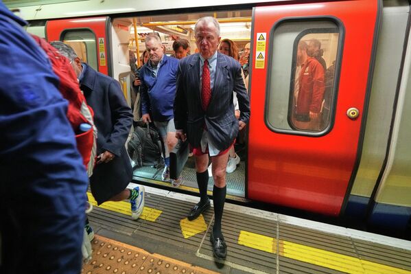 Пассажиры едут в лондонском метро во время ежегодной акции "Поездка в метро без штанов". - Sputnik Казахстан