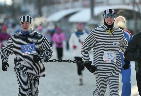 Участники на дистанции Рождественского полумарафона в Омске. - Sputnik Казахстан