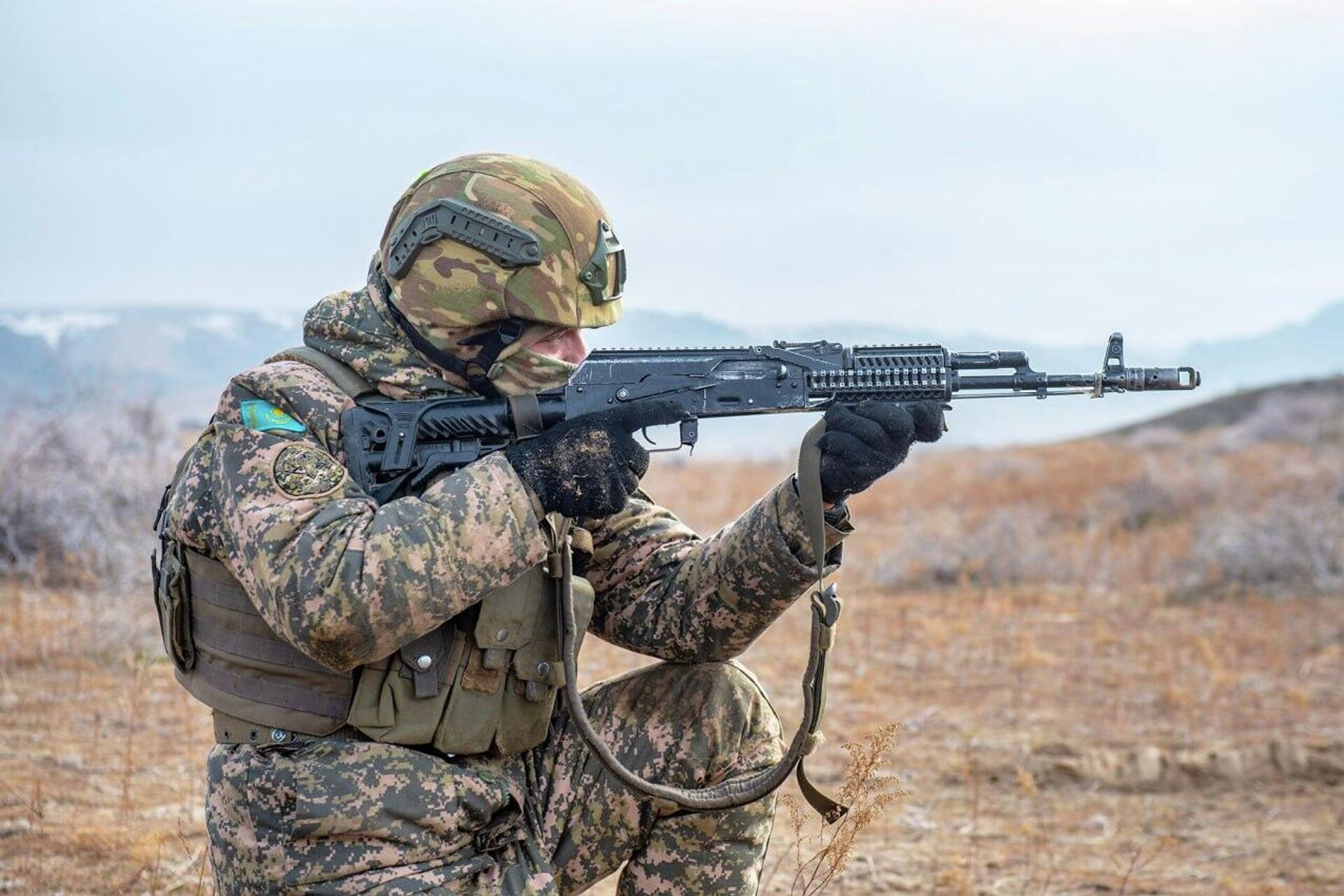 Полевой выход десантников-разведчиков Полевой выход десантников-разведчиков - Sputnik Казахстан, 1920, 15.01.2026