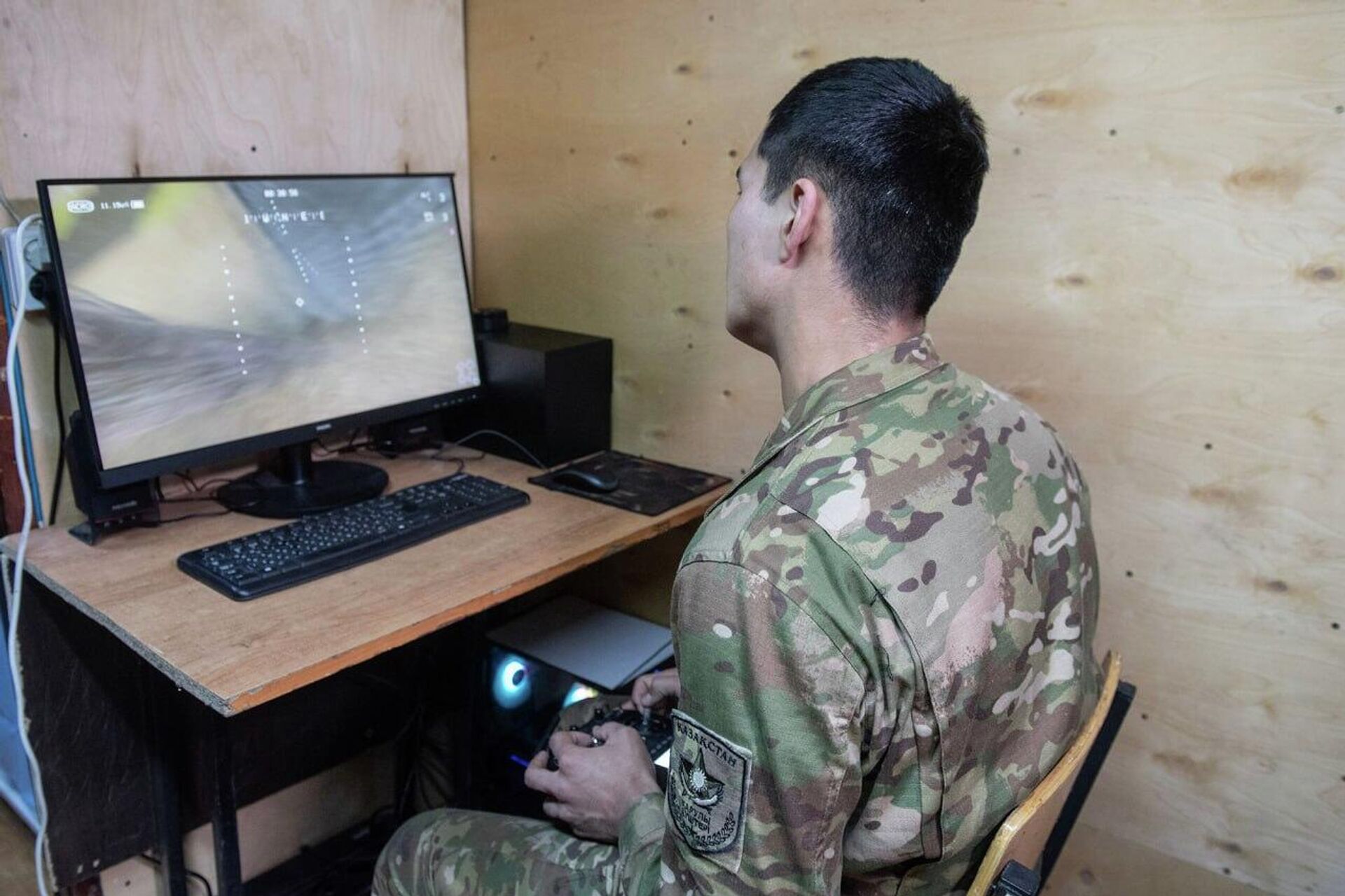 Обучение управлению дроном на компьютерном симуляторе Обучение управлению дроном на компьютерном симуляторе - Sputnik Казахстан, 1920, 15.01.2026