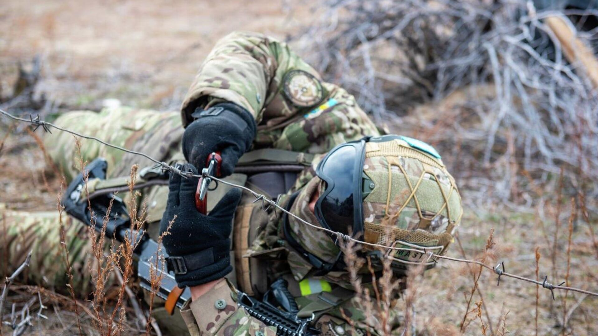 Преодоление полосы препятствий из колючей проволоки Преодоление полосы препятствий из колючей проволоки - Sputnik Казахстан, 1920, 15.01.2026