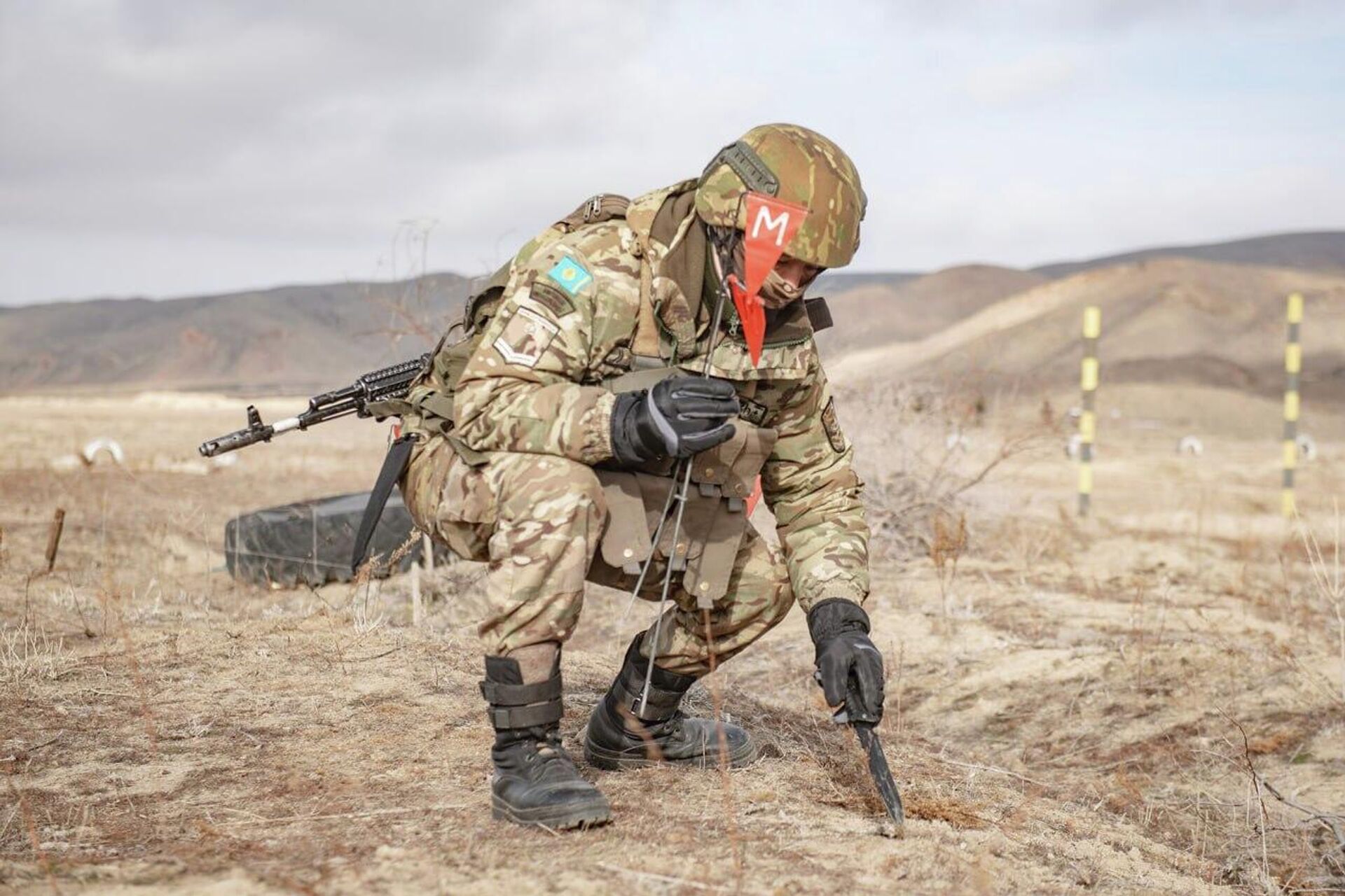 Разминирование местности Разминирование местности - Sputnik Казахстан, 1920, 15.01.2026