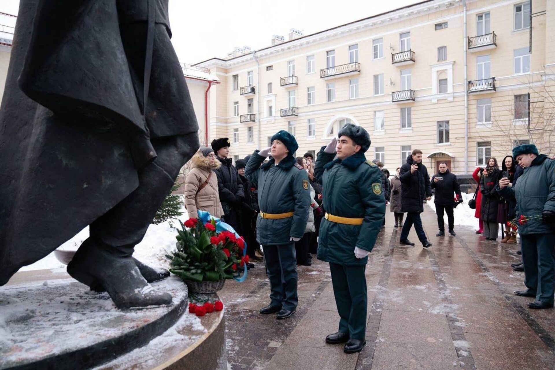 Посол Казахстана в России Даурен Абаев и Генконсул Казахстана в Санкт-Петербурге Дмитрий Михно возложили цветы к памятнику Алии Молдагуловой  - Sputnik Казахстан, 1920, 16.01.2026