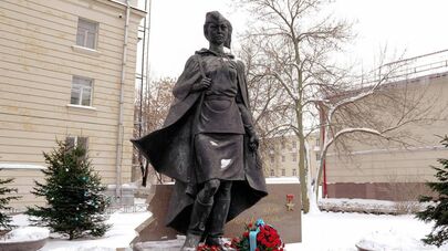 Посол Казахстана в России Даурен Абаев и Генконсул Казахстана в Санкт-Петербурге Дмитрий Михно возложили цветы к памятнику Алии Молдагуловой 