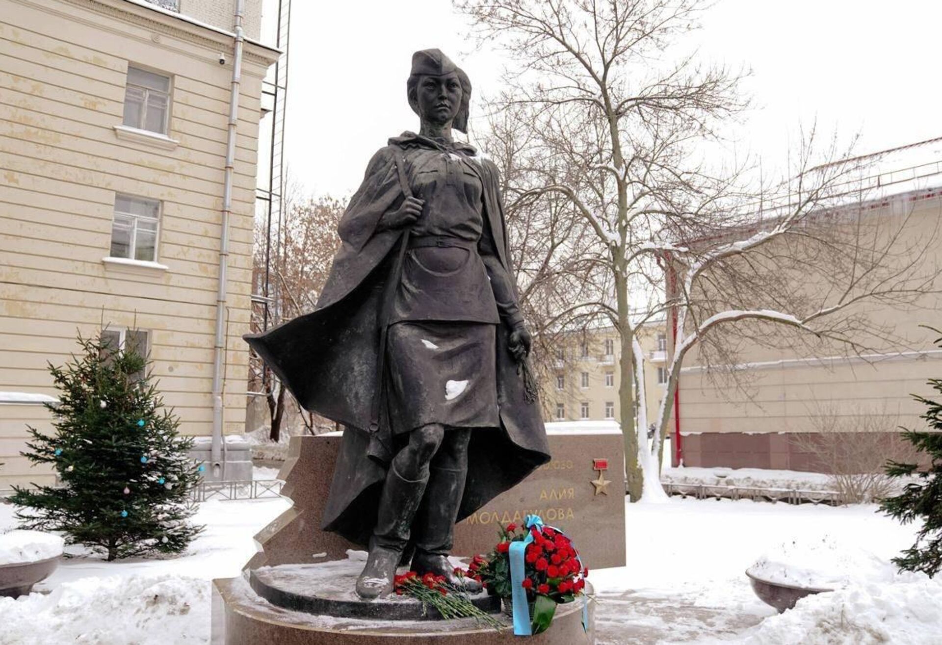 Посол Казахстана в России Даурен Абаев и Генконсул Казахстана в Санкт-Петербурге Дмитрий Михно возложили цветы к памятнику Алии Молдагуловой  - Sputnik Казахстан, 1920, 23.01.2026