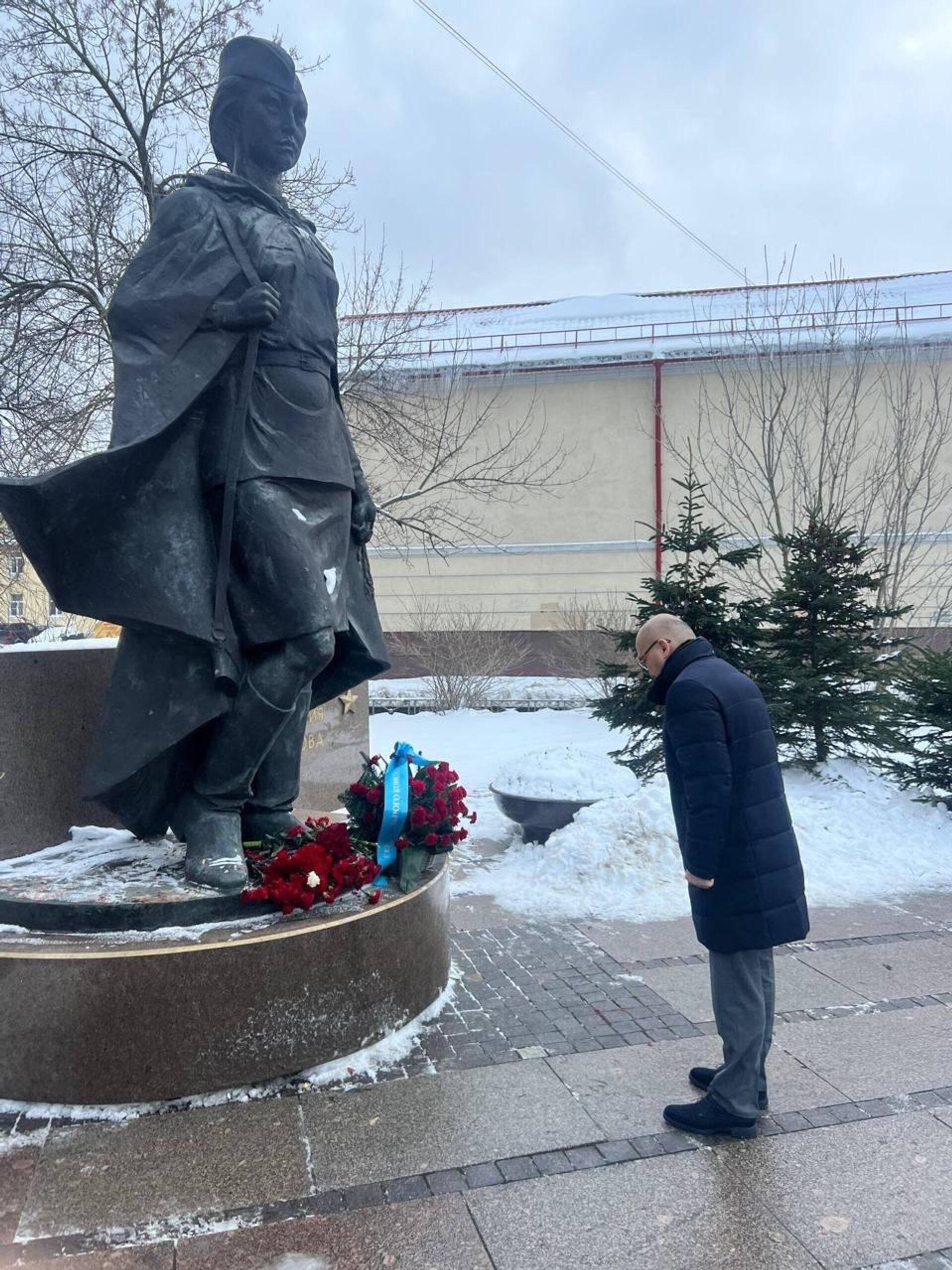Посол Казахстана в России Даурен Абаев и Генконсул Казахстана в Санкт-Петербурге Дмитрий Михно возложили цветы к памятнику Алии Молдагуловой  - Sputnik Казахстан, 1920, 16.01.2026