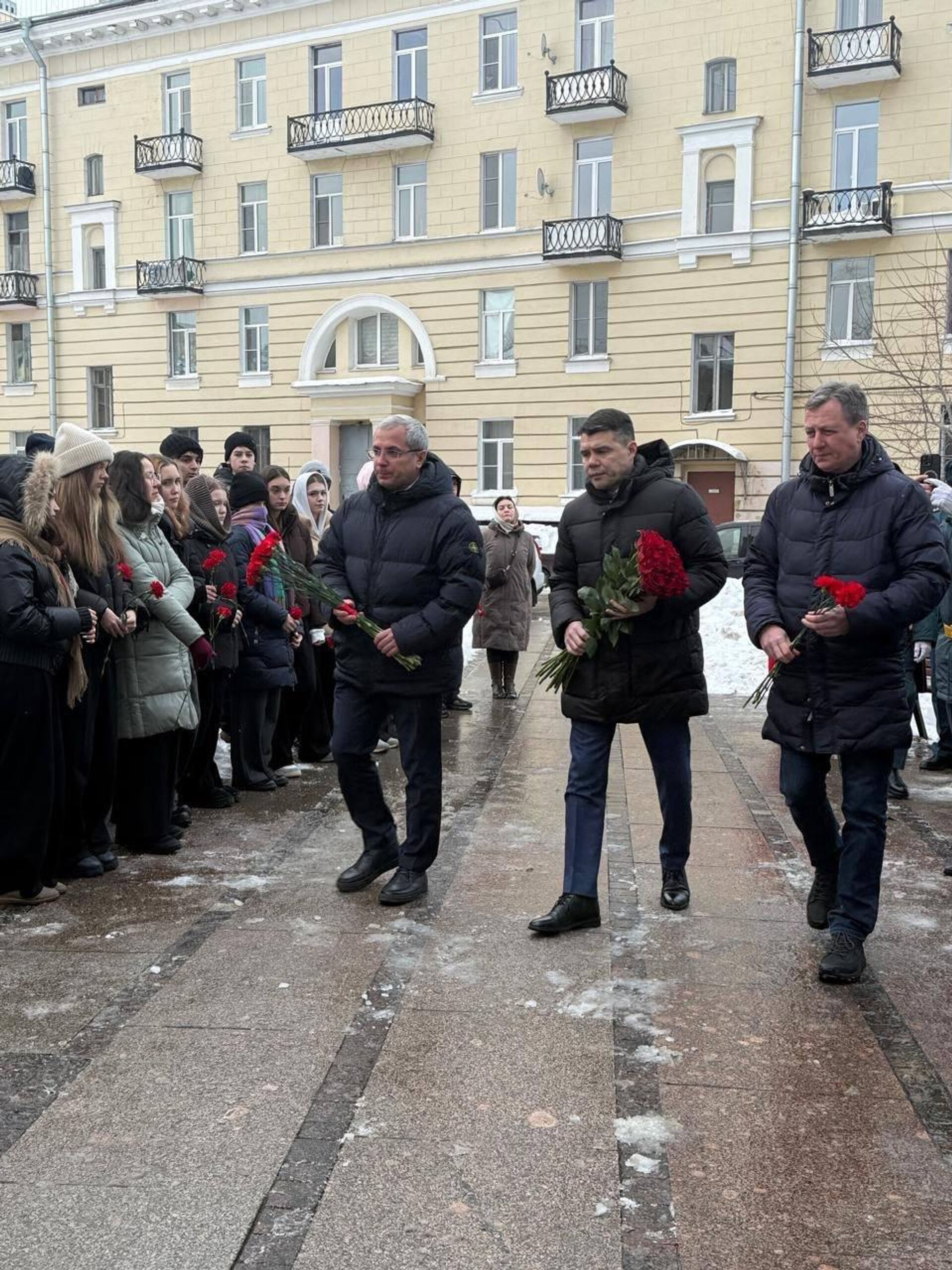 Посол Казахстана в России Даурен Абаев и Генконсул Казахстана в Санкт-Петербурге Дмитрий Михно возложили цветы к памятнику Алии Молдагуловой  - Sputnik Казахстан, 1920, 16.01.2026