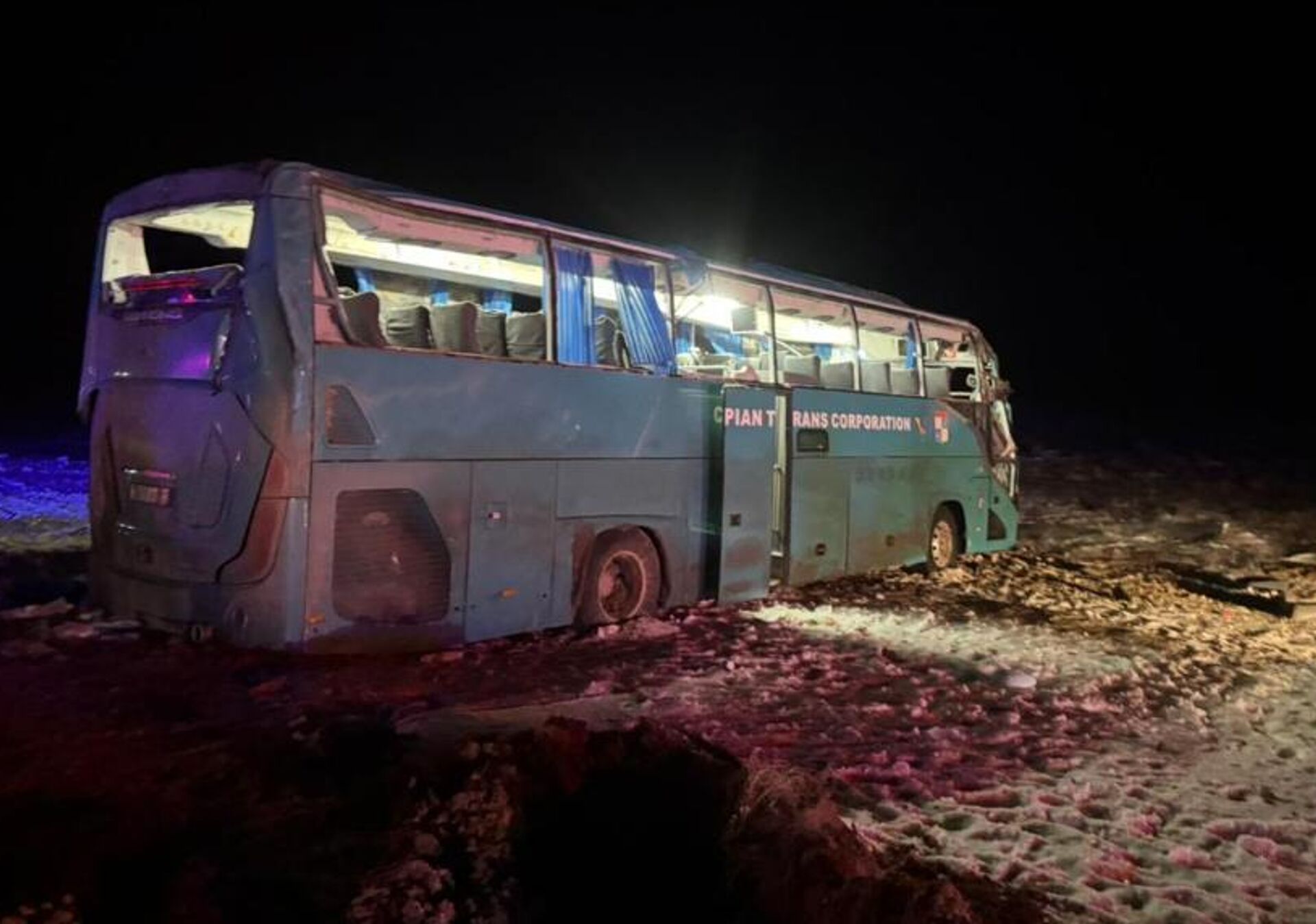 ДТП с автобусом произошло на 383-м километре автодороги KZ-11 Доссор – Кульсары – Бейнеу – Сайотес – Шетпе – Жетыбай – Актау  - Sputnik Казахстан, 1920, 22.01.2026