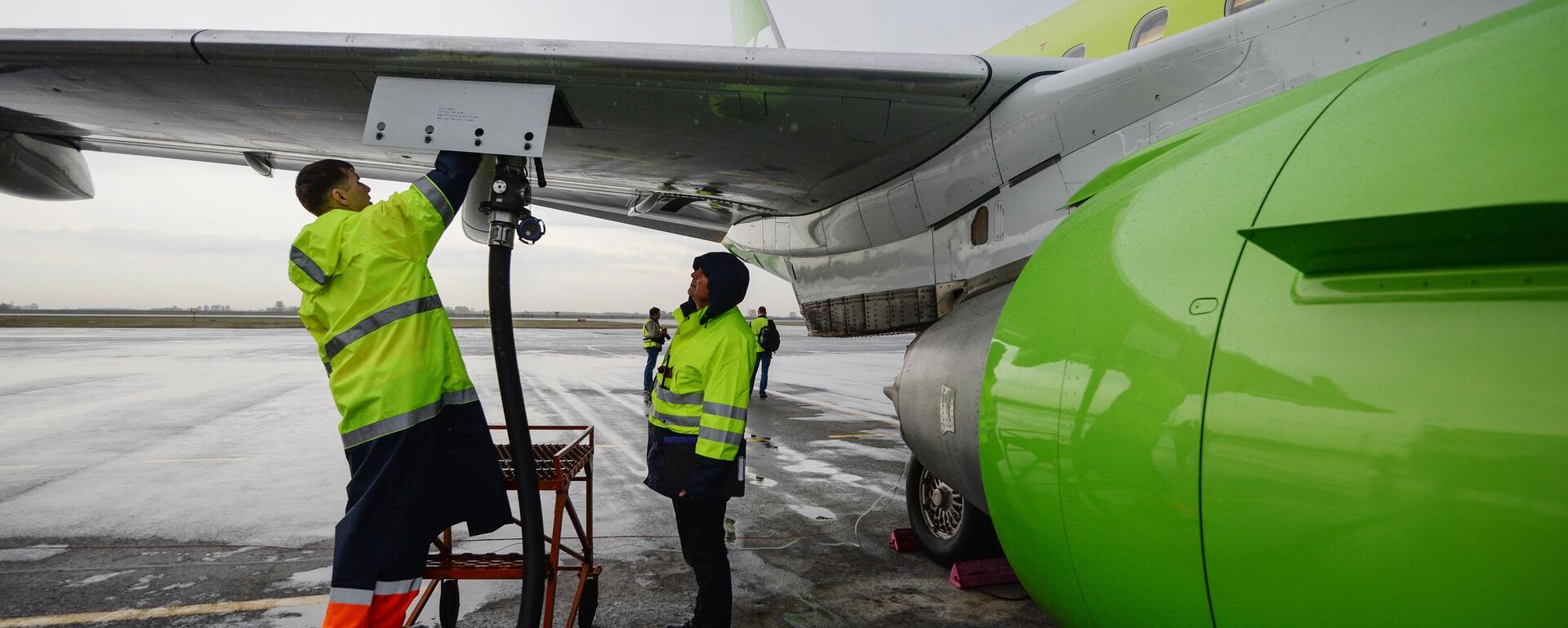 Заправка топливом самолета Embraer 170-LR авиакомпании S-7, архивное фото - Sputnik Казахстан, 1920, 16.01.2026