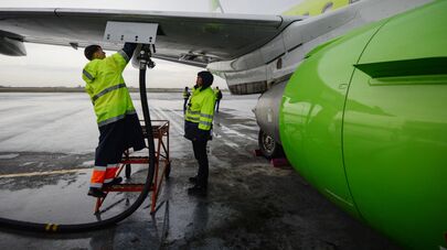 Заправка топливом самолета Embraer 170-LR авиакомпании S-7, архивное фото