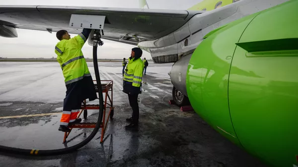 Заправка топливом самолета Embraer 170-LR авиакомпании S-7, архивное фото - Sputnik Казахстан