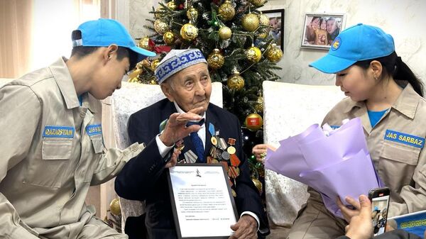 Военнослужащие Вооруженных сил поздравили фронтовика Ыскака Кусаинова со 102-летием - Sputnik Казахстан