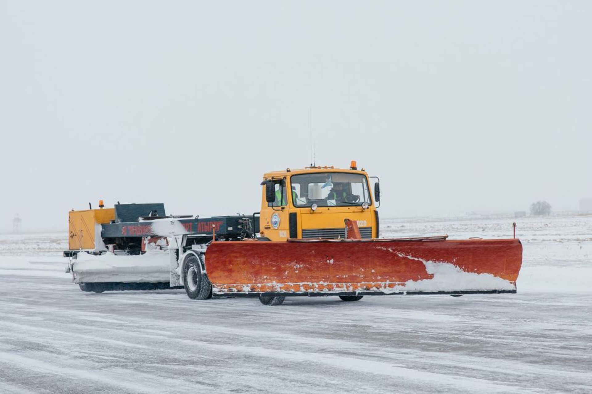 Уборка снега в аэропорту Атырау - Sputnik Казахстан, 1920, 16.01.2026