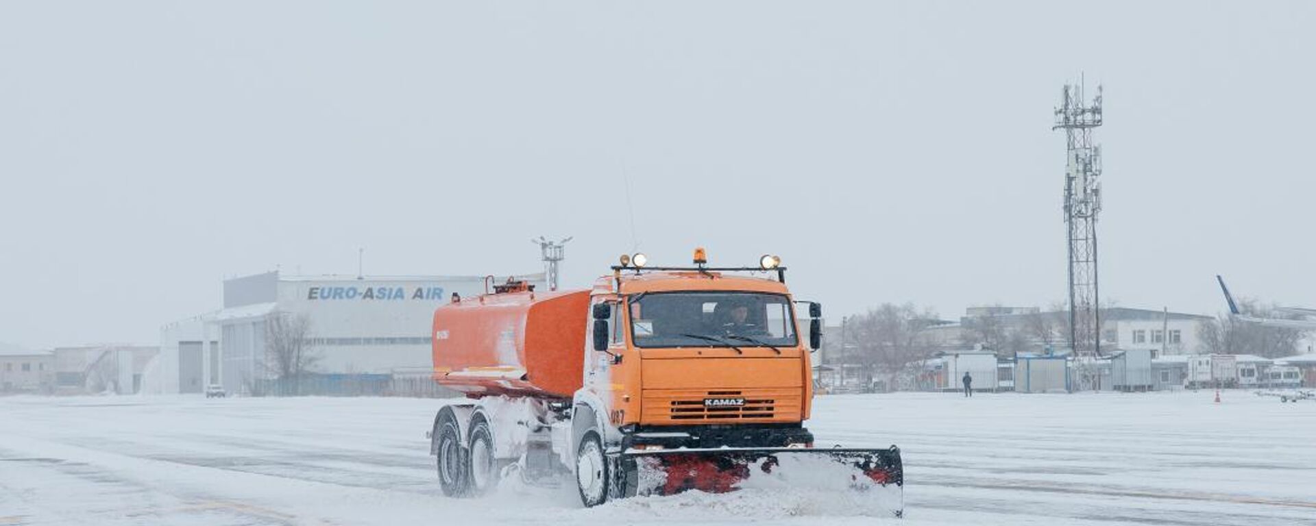 Уборка снега в аэропорту Атырау - Sputnik Казахстан, 1920, 16.01.2026