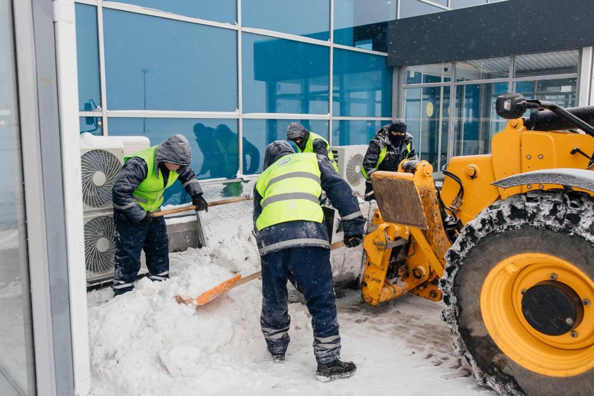 Уборка снега в аэропорту Атырау - Sputnik Казахстан, 1920, 16.01.2026