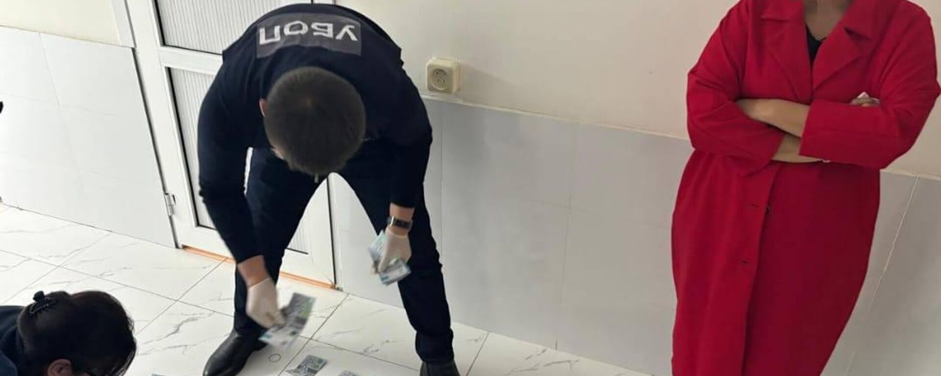 Түркістан облысында емхана басшысынан ақша бопсалады деген күдікпен блогер ұсталды  - Sputnik Қазақстан, 1920, 16.01.2026