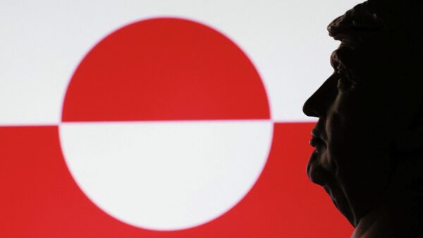 Фигурка Трампа на фоне флага Гренландии - Sputnik Казахстан