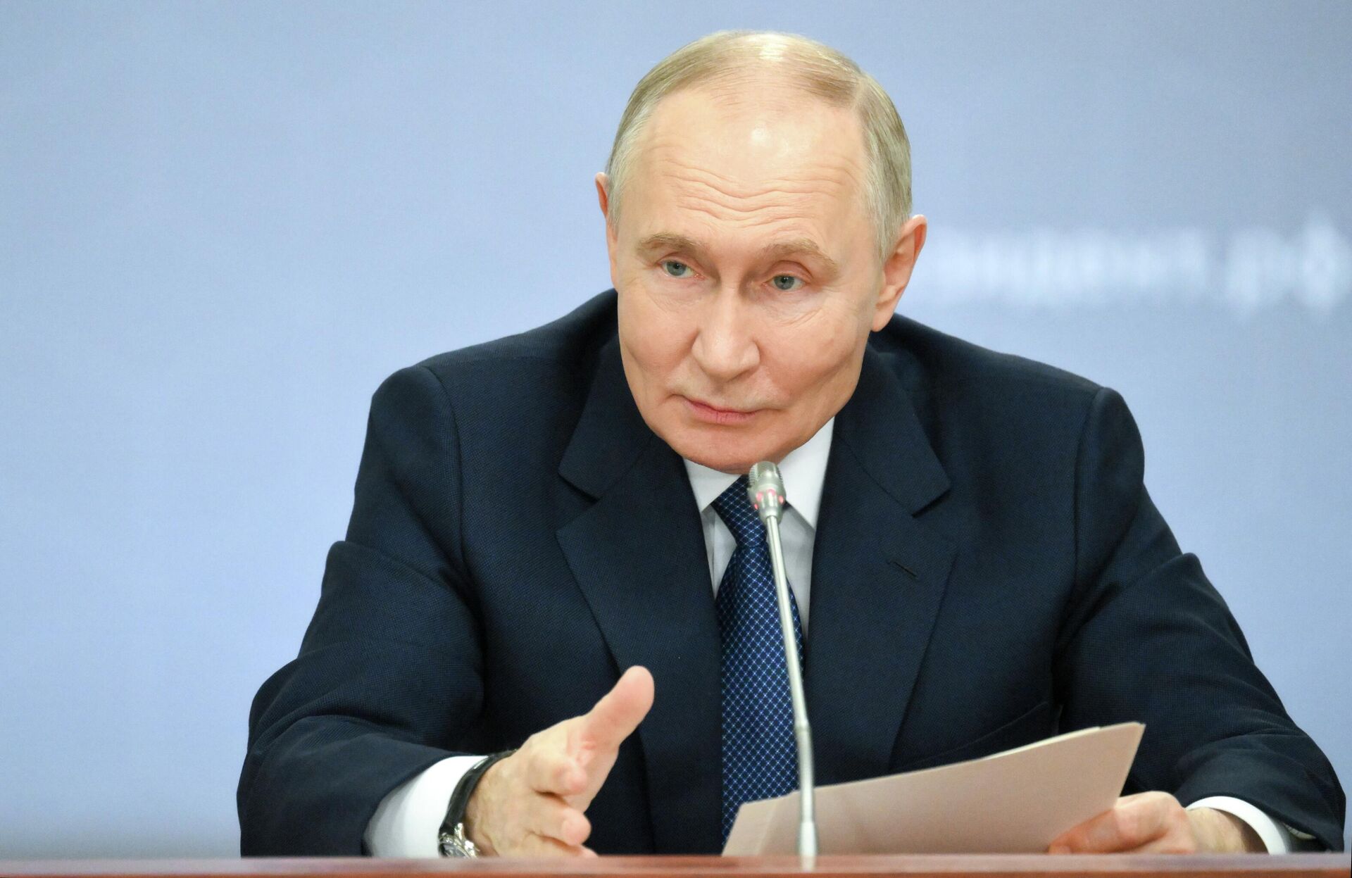 Президент РФ Владимир Путин в электродепо Аминьевское Московского метрополитена проводит совещание по вопросам автономного транспорта - Sputnik Казахстан, 1920, 17.01.2026