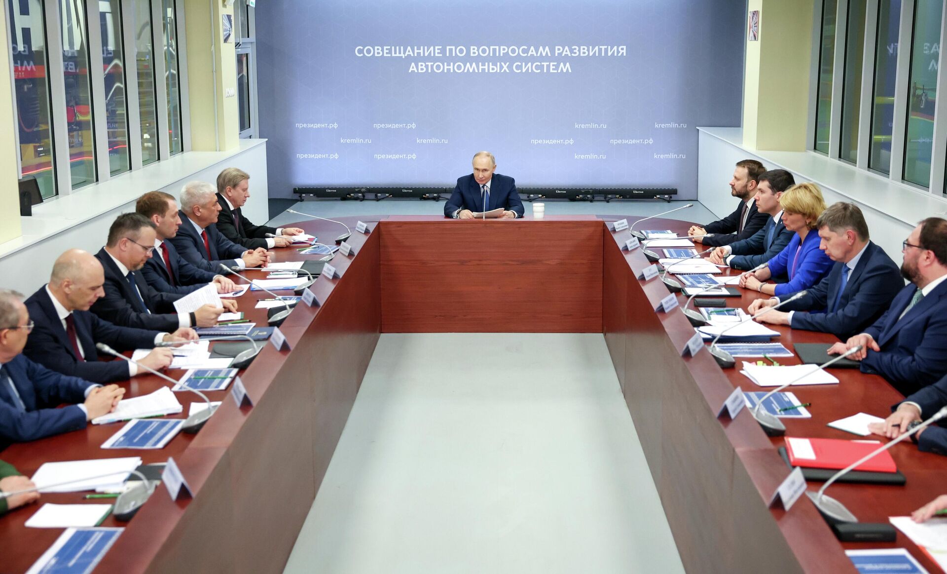 Президент РФ Владимир Путин в электродепо Аминьевское Московского метрополитена проводит совещание по вопросам автономного транспорта - Sputnik Казахстан, 1920, 17.01.2026