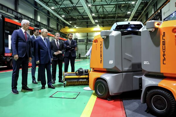 Президент РФ Владимир Путин во время осмотра выставки автономного транспорта в электродепо Аминьевское Московского метрополитена. - Sputnik Казахстан