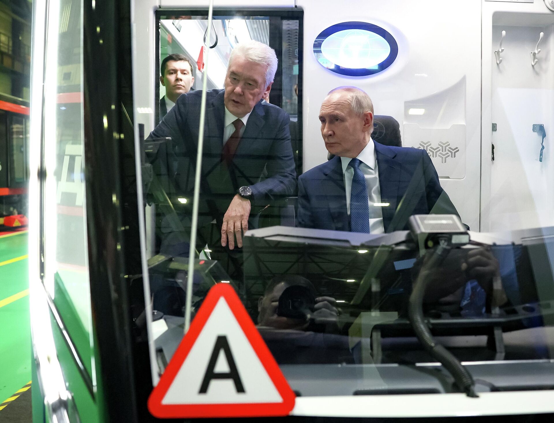 Президент Владимир Путин посетил электродепо Аминьевское в Москве - Sputnik Казахстан, 1920, 17.01.2026