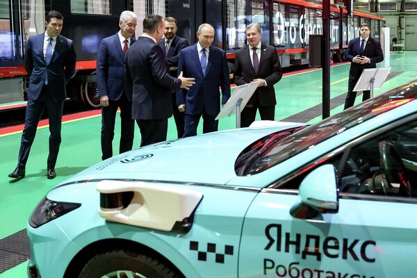 Президент РФ Владимир Путин посетил электродепо Аминьевское в Москве - Sputnik Казахстан