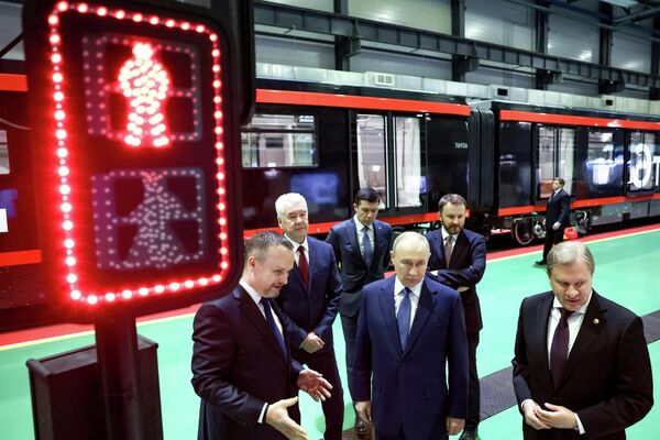 Президент Владимир Путин посетил электродепо Аминьевское в Москве - Sputnik Казахстан