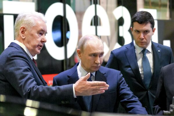 Президент Владимир Путин посетил электродепо Аминьевское в Москве - Sputnik Казахстан