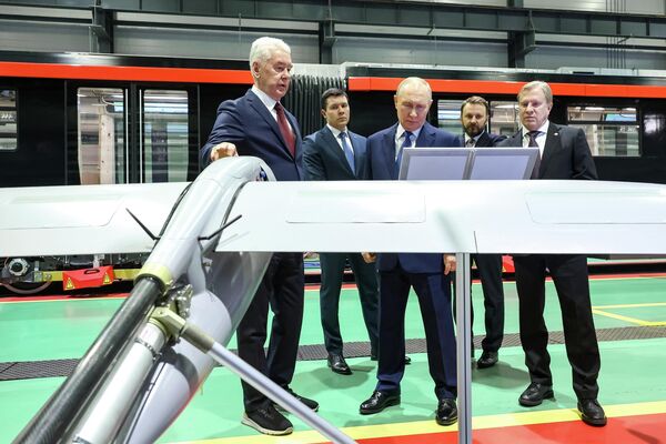 Президент Владимир Путин посетил электродепо Аминьевское в Москве - Sputnik Казахстан