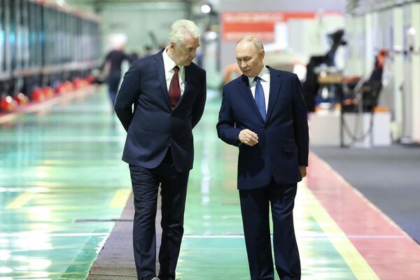 Президент Владимир Путин посетил электродепо Аминьевское в Москве - Sputnik Казахстан