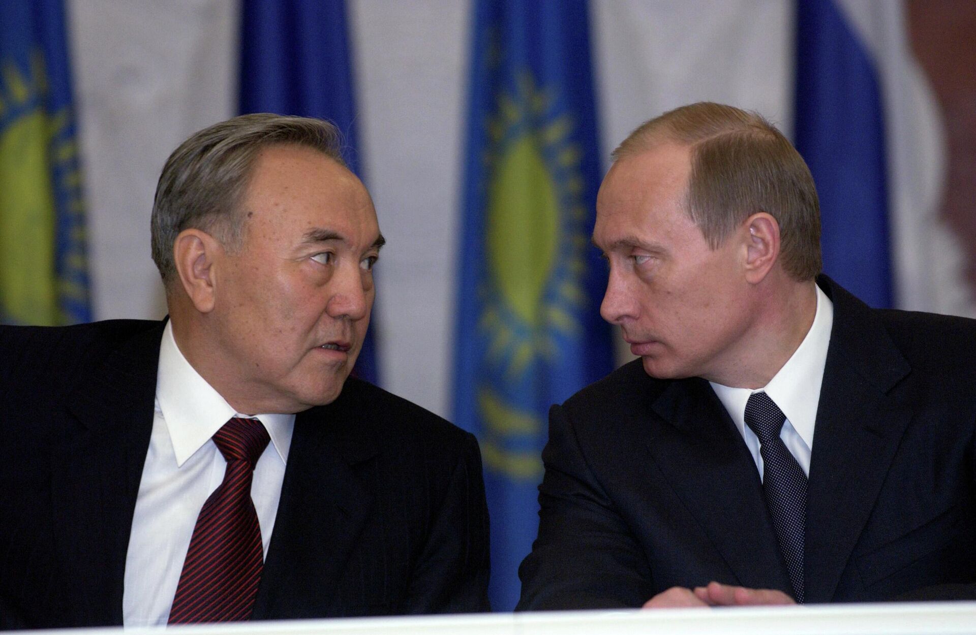 Президенты России и Казахстана Владимир Путин и Нурсултан Назарбаев в Кремле по окончании переговоров и подписания Договора - Sputnik Казахстан, 1920, 17.01.2026