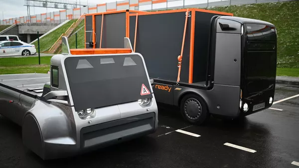 Беспилотные грузовики Evocargo перед началом запуска движения по самому длинному участку Центральной кольцевой автодороги - Sputnik Казахстан