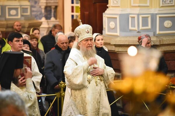 Митрополит Астанайский и Казахстанский Александр проводит ночную литургию в Вознесенском кафедральном соборе.
 - Sputnik Казахстан